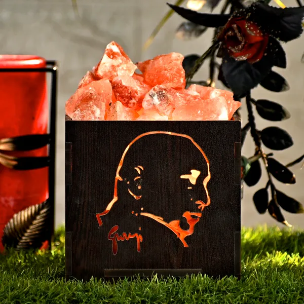 Zenn_Aura_Guru_Ji_Face_Himalayan_Rock_Salt_Wooden_Basket_Lamp_|_Blessings_&_Peace_(Wooden_5"_x_5")