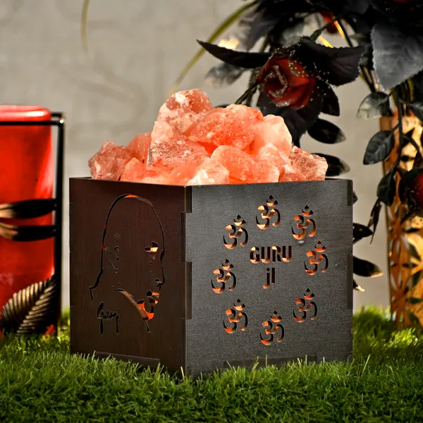 Zenn_Aura_Guru_Ji_Face_Himalayan_Rock_Salt_Wooden_Basket_Lamp_|_Blessings_&_Peace_(Wooden_5"_x_5")