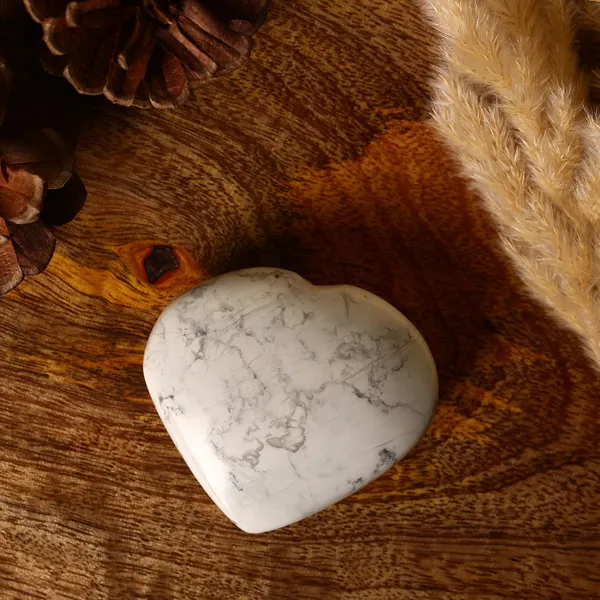 Zenn_Aura_Howlite_Heart_|_Calmness_&_Awareness_(3_Inch)