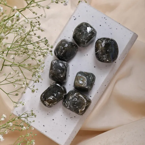 Zenn_Aura_Labradorite_Tumble_|_Intuition_&_Protection_(Pack_of_9)