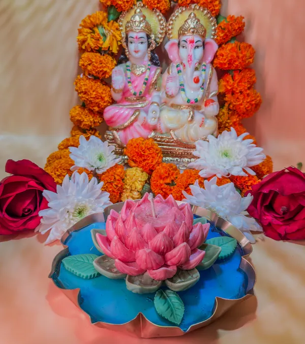 Zenn_Aura_Sacred_Lotus_Candle_|_Pure_Harmony
