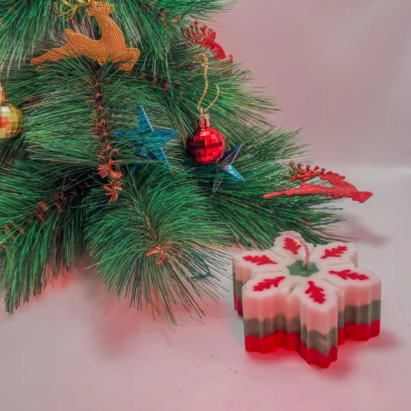 Zenn_Aura_Holly_Snowflake_Festive_Candle