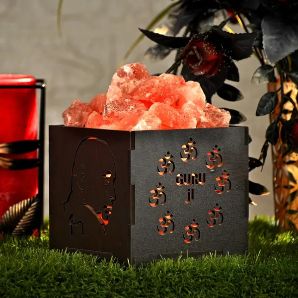 Zenn_Aura_Guru_Ji_Face_Himalayan_Rock_Salt_Wooden_Basket_Lamp_|_Blessings_&_Peace_(Wooden_4"_x_3.5")