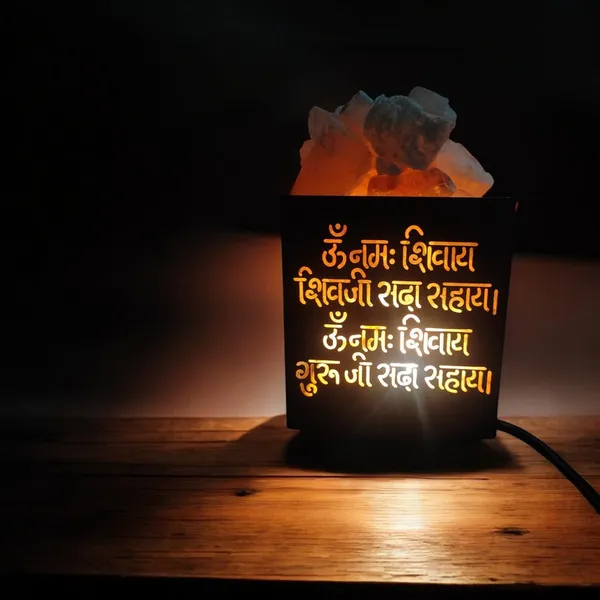 Zenn_Aura_Jai_Guru_Ji_Himalayan_Rock_Salt_Wooden_Basket_Lamp_|_Blessings_&_Devotion_(Metal_4"_x_4.5")