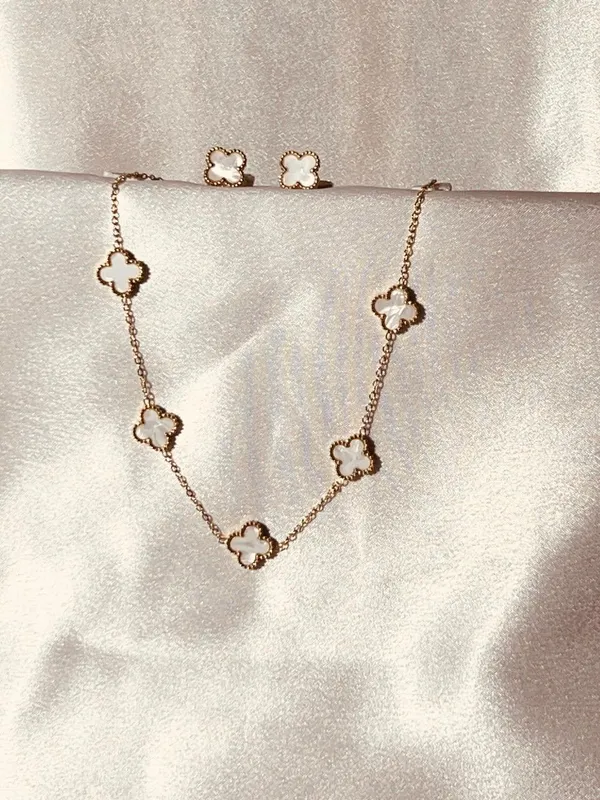 Golden_Mother_Of_Pearl_Clover_Set_For_Women_And_Girls