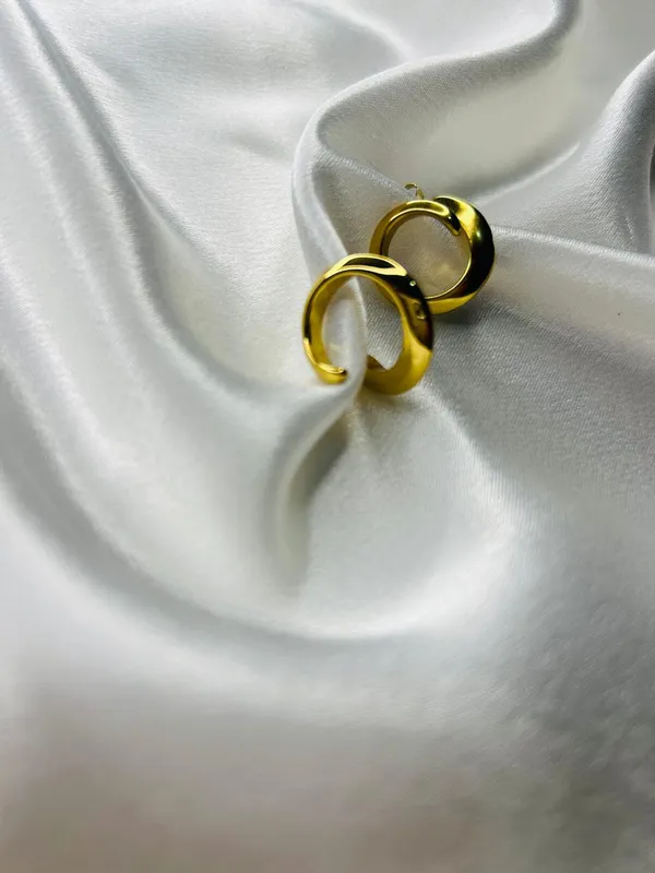 Golden_Hoop_Earring_For_Women_And_Girls