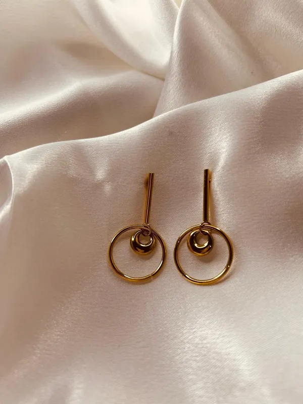Golden_Minimal_Luxe_Hoop_Earrings_For_Women_And_Girls