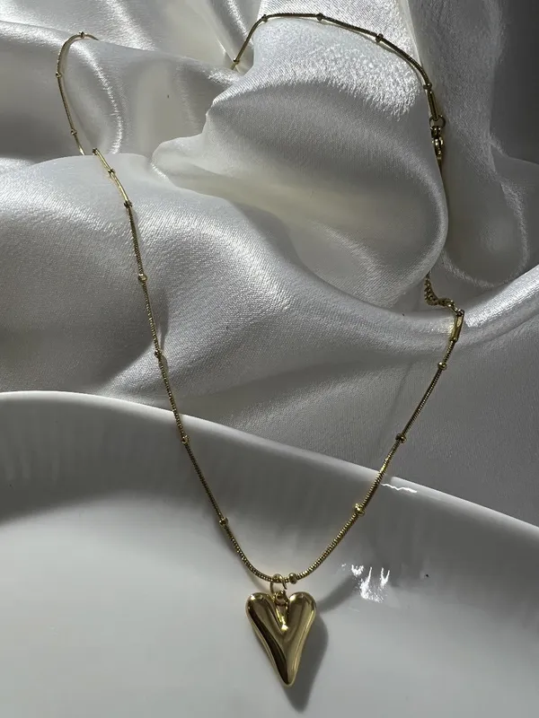 Golden_Enamel_Heart_Charm_Necklace_For_Women_And_Girls