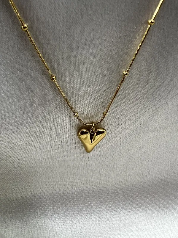Golden_Enamel_Heart_Charm_Necklace_For_Women_And_Girls