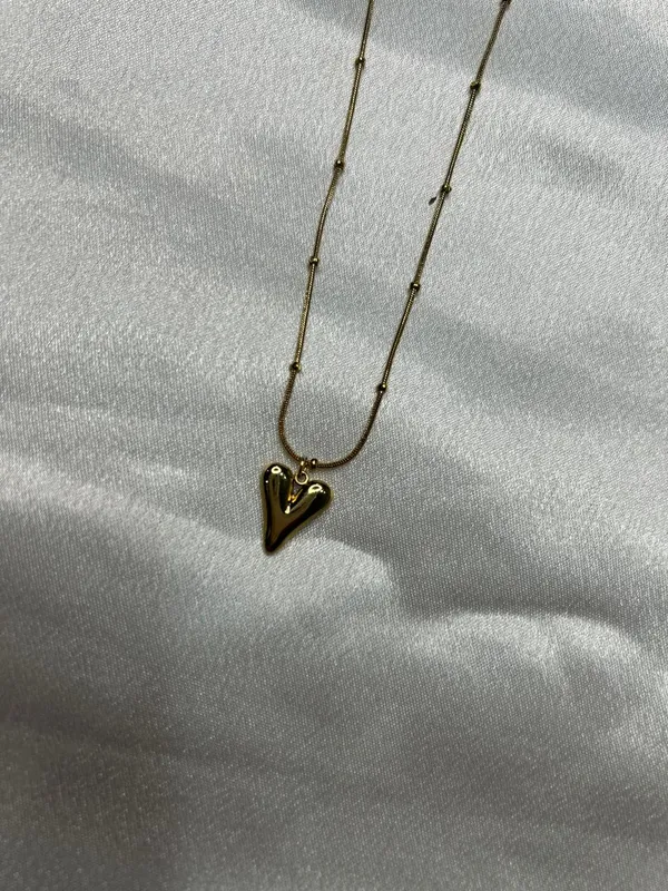 Golden_Enamel_Heart_Charm_Necklace_For_Women_And_Girls
