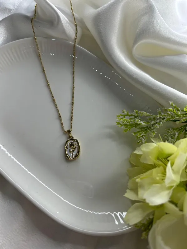 Golden_Floral_Emblem_Necklace_For_Women_And_Girls