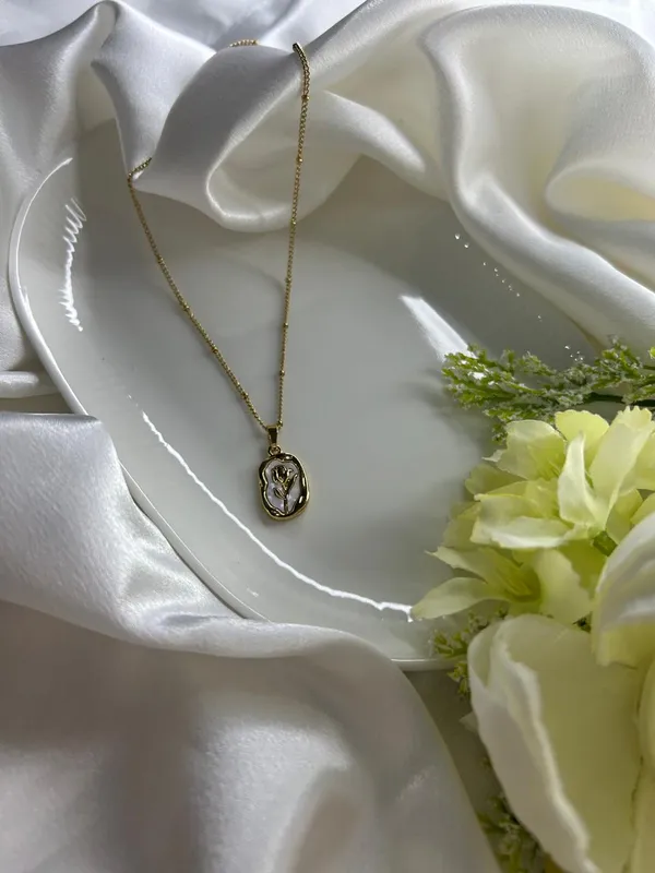 Golden_Floral_Emblem_Necklace_For_Women_And_Girls