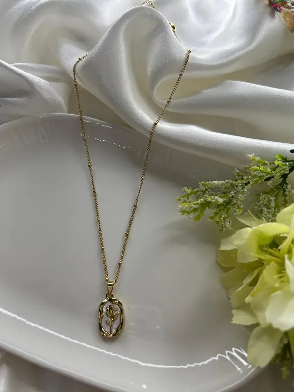 Golden_Floral_Emblem_Necklace_For_Women_And_Girls
