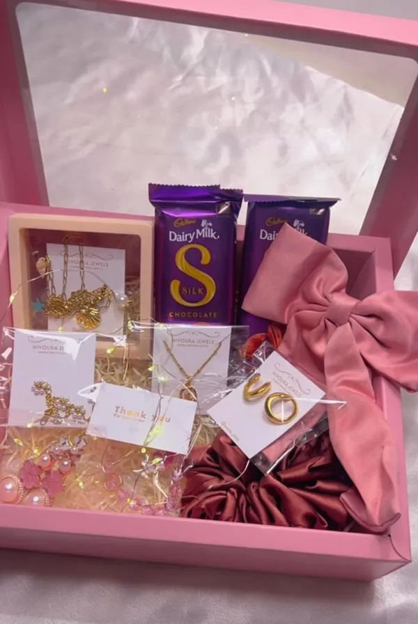 Golden_Luxury_Gift_Hamper_For_Women_And_Girls_|_Pack_Of_Set_Of_6