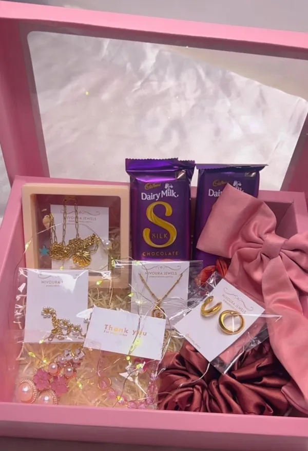 Golden_Luxury_Gift_Hamper_For_Women_And_Girls_|_Pack_Of_Set_Of_6