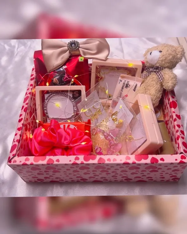 Peach_Elegant_Gift_Hamper_For_Women_And_Girls_|_Pack_Of_9