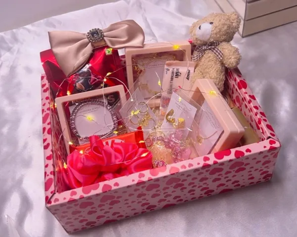 Peach_Elegant_Gift_Hamper_For_Women_And_Girls_|_Pack_Of_9