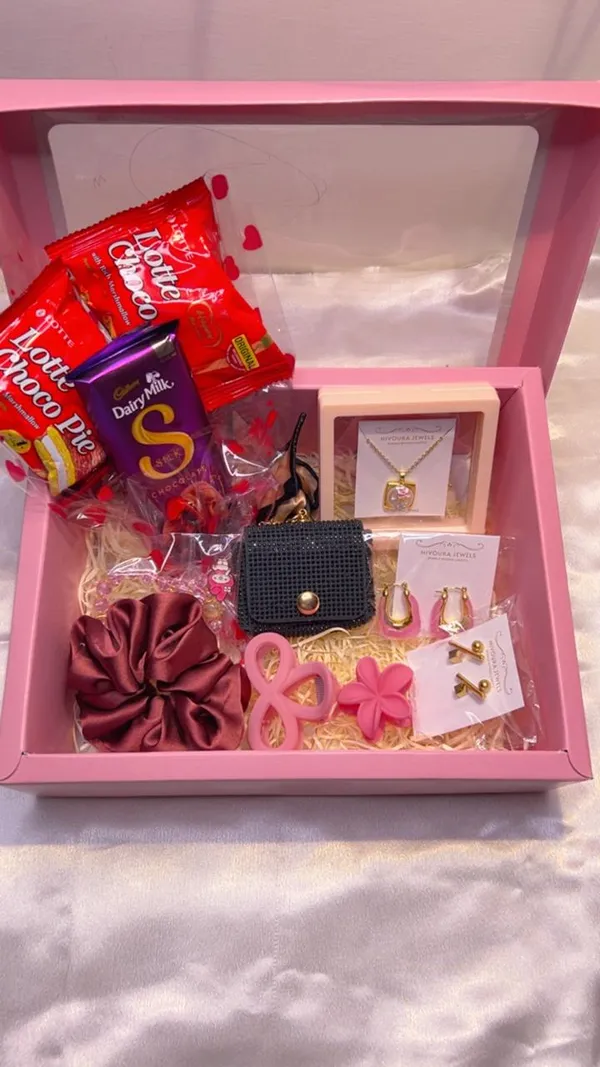 Multicolor_Sweetheart_Surprise_Gift_Hamper_For_Women_And_Girls_|_Pack_Of_6