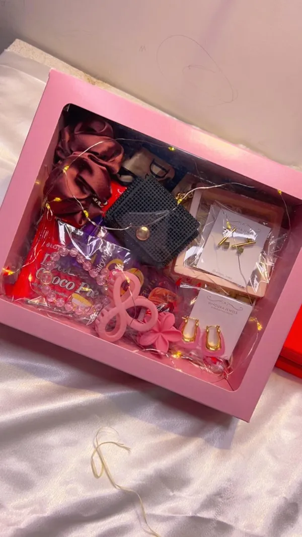 Multicolor_Sweetheart_Surprise_Gift_Hamper_For_Women_And_Girls_|_Pack_Of_6