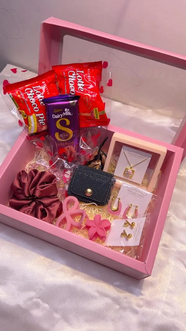 Multicolor_Sweetheart_Surprise_Gift_Hamper_For_Women_And_Girls_|_Pack_Of_6