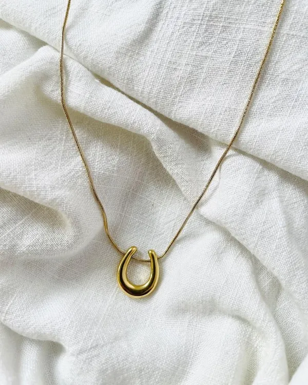 Golden_Aura_Horseshoe_Pendant_Necklace_For_Women_And_Girls