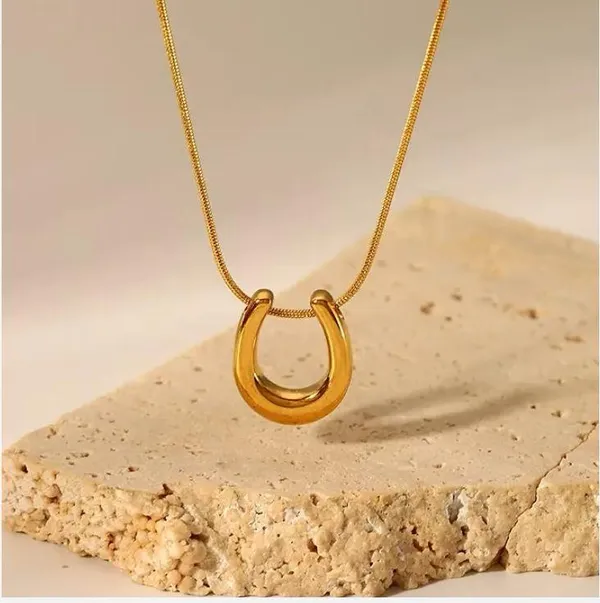 Golden_Aura_Horseshoe_Pendant_Necklace_For_Women_And_Girls
