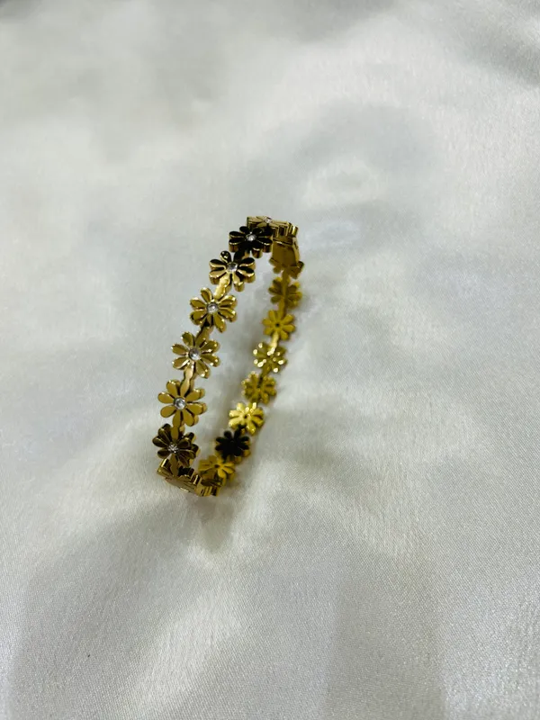 Golden_Floral_Bloom_Bracelet_For_Women_And_Girls