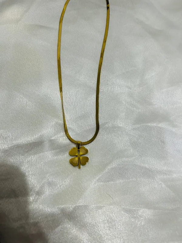 Golden_Clover_Charm_Necklace_For_Women_And_Girls