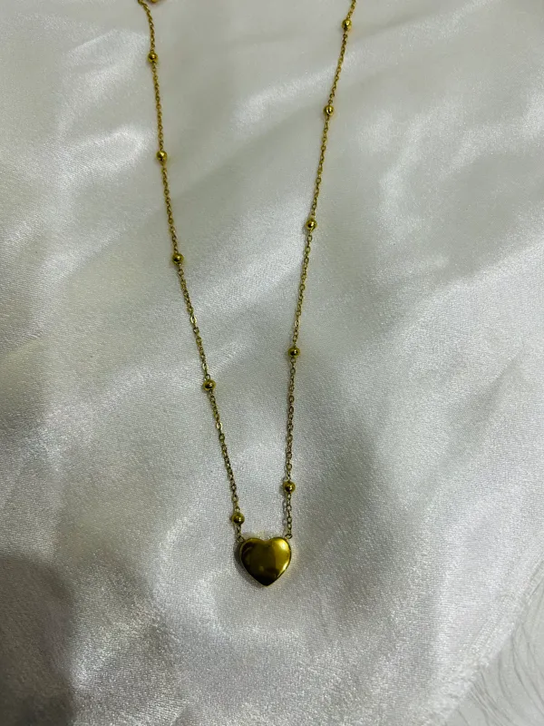 Golden_Elegant_Heart_Necklace_For_Women_And_Girls