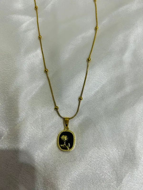 Golden_Royal_Rose_Necklace_For_Women_And_Girls