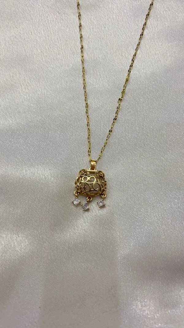 Golden_Filigree_Drop_Pendant_Necklace_For_Women_And_Girls
