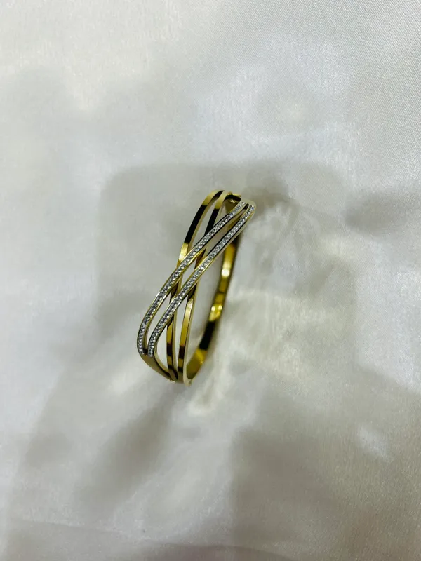 Golden_Twisted_Shine_Bracelet_For_Women_And_Girls
