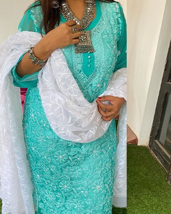 White_Georgette_Chikankari_Dupatta_With_All_Over_Hand_Embroidery