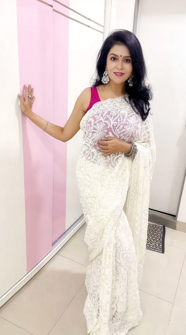 White_Chikankari_Saree_With_Jaal_Hand_Embroidery