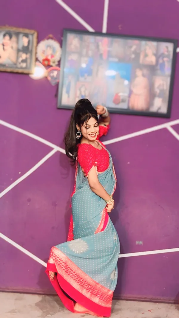 Dall_moss_with_mill_foil_and_designer_sarees