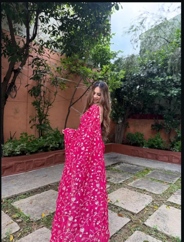 Pink_Heavy_Embroidered_Fendy_Saree_Stunning_Saree_With_Intricate_Floral_Embroidery_And_Lace_Border._Perfect_For_Weddings_And_Festivals,_Includes_Unstitched_Blouse_Piece_Premium_Quality,_Elegant_Drape