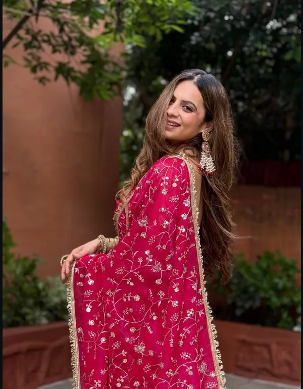 Pink_Heavy_Embroidered_Fendy_Saree_Stunning_Saree_With_Intricate_Floral_Embroidery_And_Lace_Border._Perfect_For_Weddings_And_Festivals,_Includes_Unstitched_Blouse_Piece_Premium_Quality,_Elegant_Drape