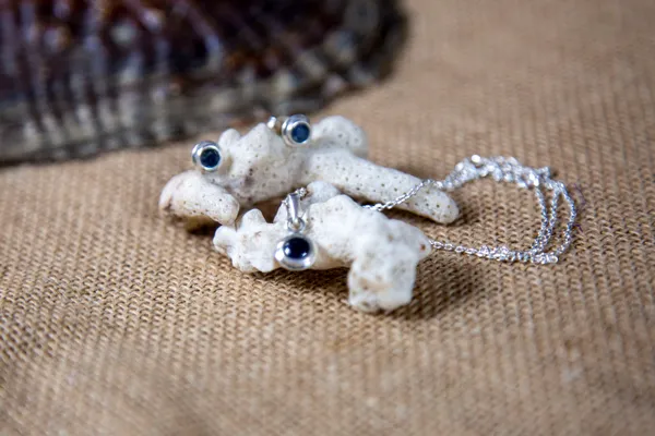Blue_Sapphire_Earring_And_Pendant_Set