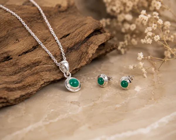 Emerald_Earring_And_Pendant_Set