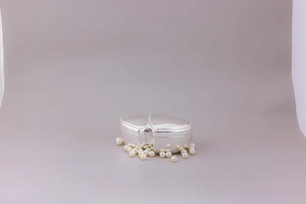 Elegant_Silver-Toned_Bowl_Set_With_Pearl_Accents