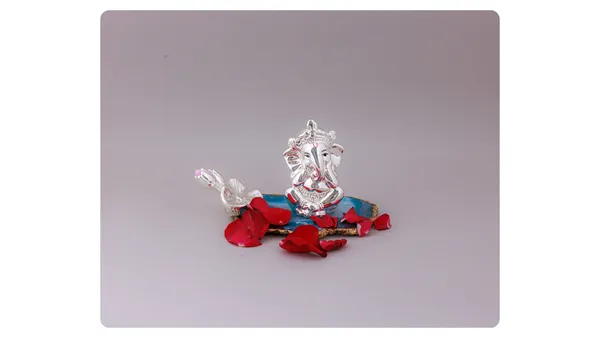 Decorative_Crystal_Ganesh_Idol_With_Red_Petals