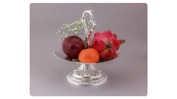 Decorative_Silver-Plated_Fruit_Bowl_With_Handle