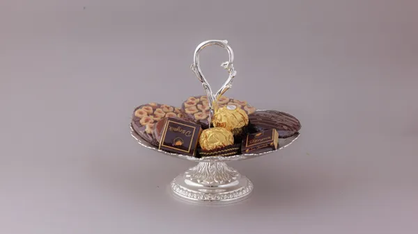 Elegant_Glass_Cake_Stand_With_Handle_-_Perfect_For_Serving_Cookies,_Chocolates,_And_Desserts