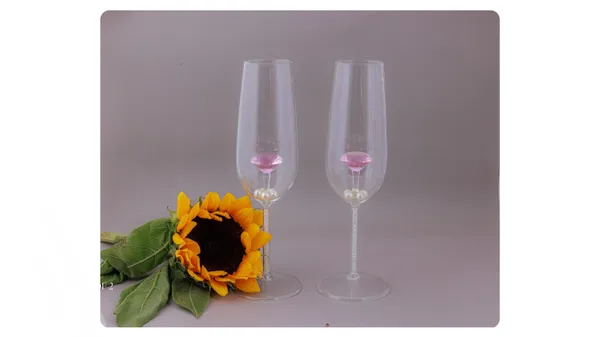 Set_Of_2_Champagne_Flute_Glasses_With_Pink_Lips_Design