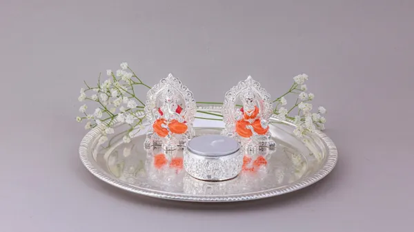 Silver_Ganesh_Idol_Set_With_Candle_Holder_And_Decorative_Tray