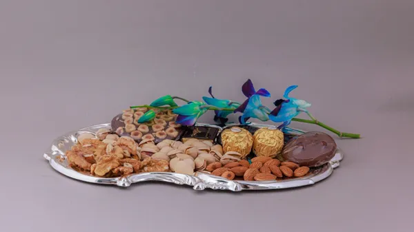 Assorted_Dry_Fruits_And_Chocolates_Gift_Platter
