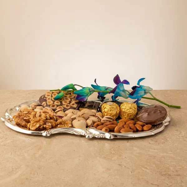 Assorted_Dry_Fruits_And_Chocolates_Gift_Platter