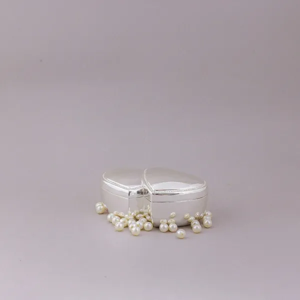 Elegant_Silver-Toned_Bowl_Set_With_Pearl_Accents