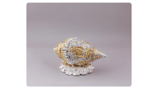 Decorative_Golden_Seashell_With_Pearl_And_Crystal_Embellishments