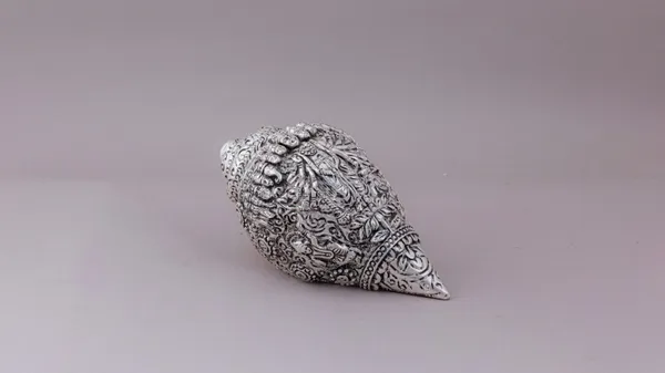 Decorative_Silver-Toned_Seashell_Sculpture